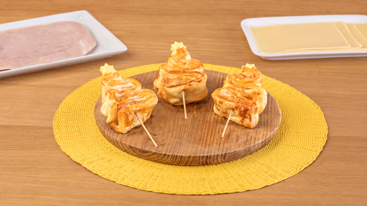 Aperitivos de arbolitos de hojaldre con jamón y queso