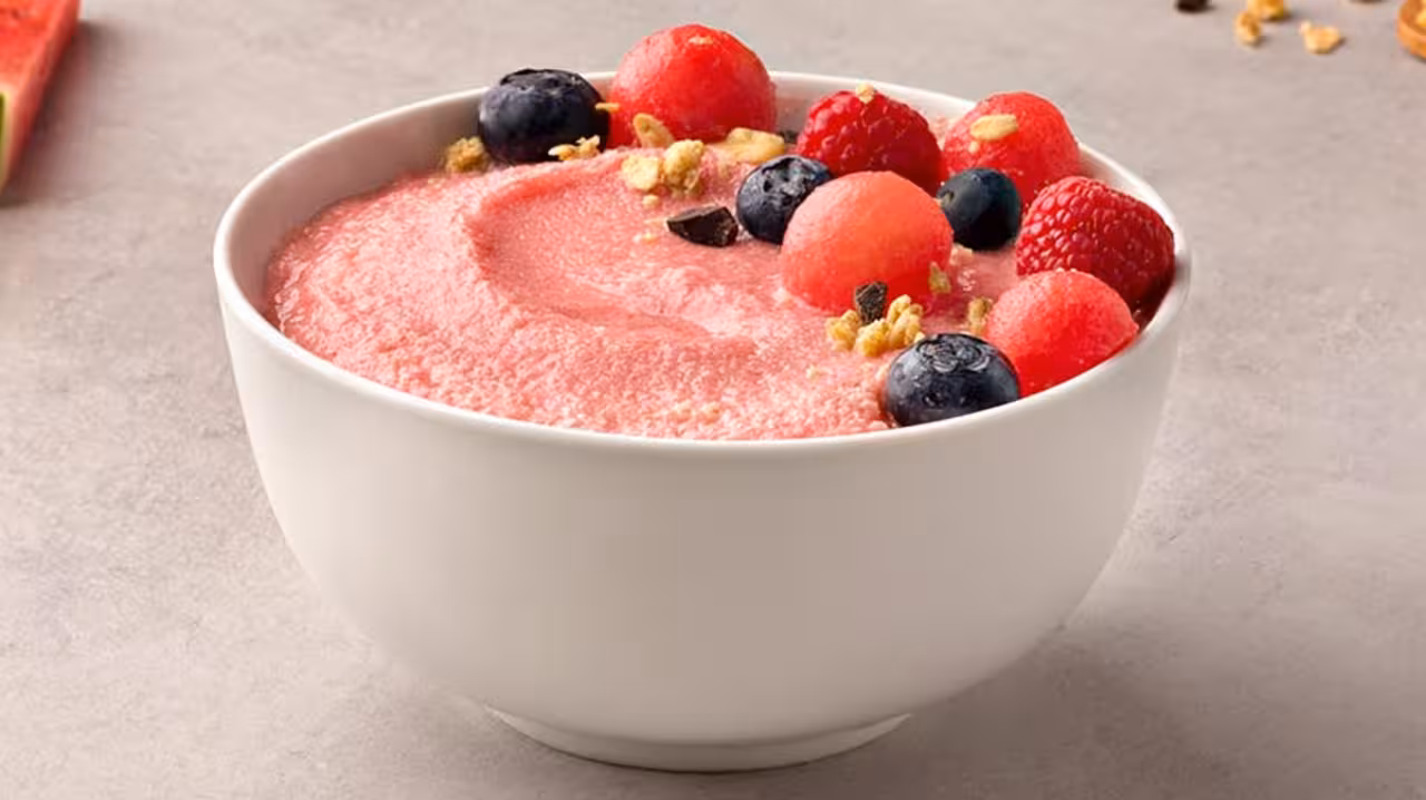Smoothie bowl de sandía y frutas del bosque