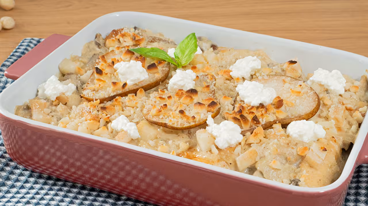 Solomillos de pollo gratinados con setas y pera