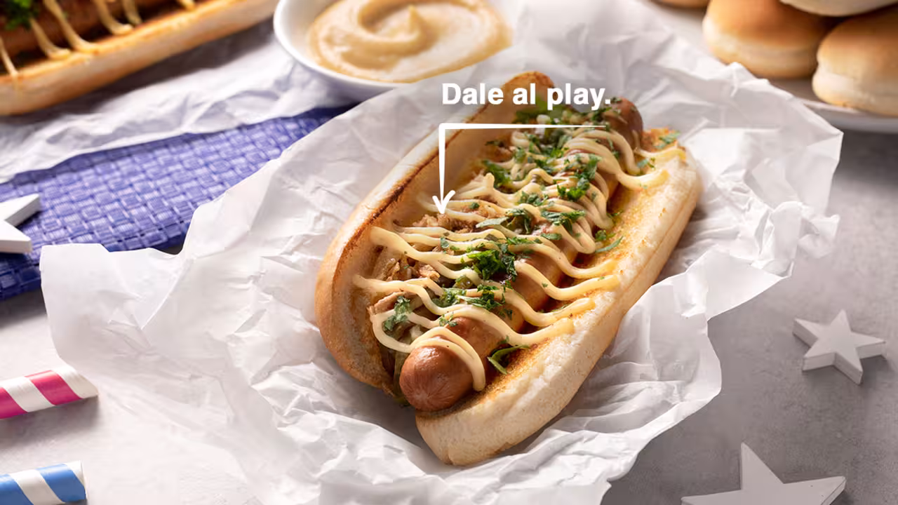 Hot dog americano con salsa de queso cheddar