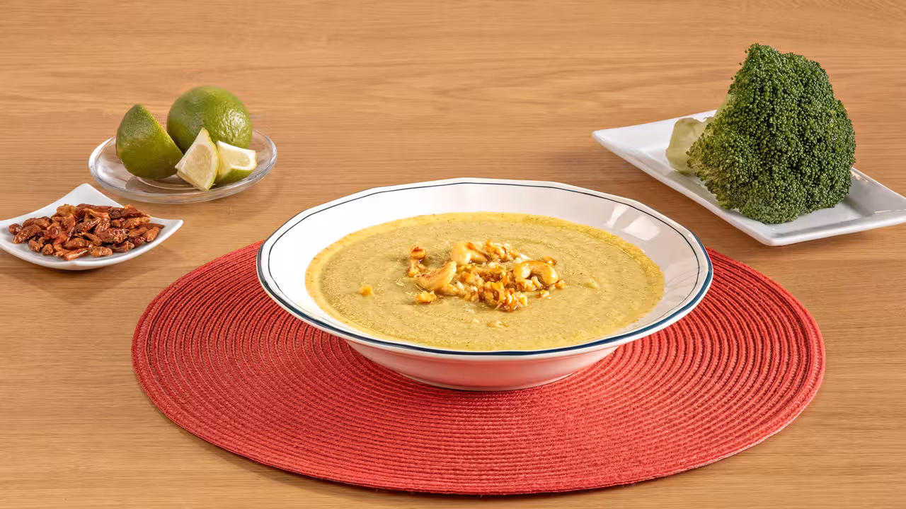 Crema de brócoli, aguacate y anacardos caramelizados