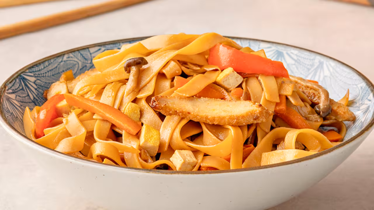 Lo mein de pollo y verduras