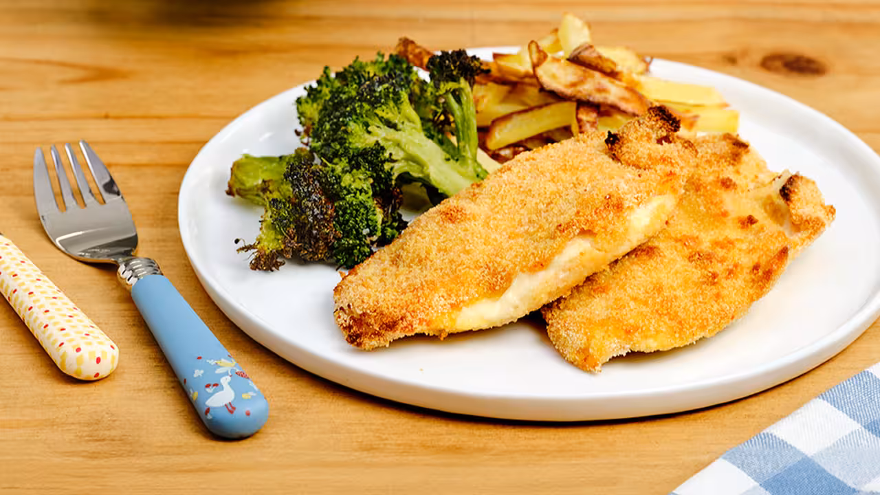 Milanesa de pollo con patatas y brócoli