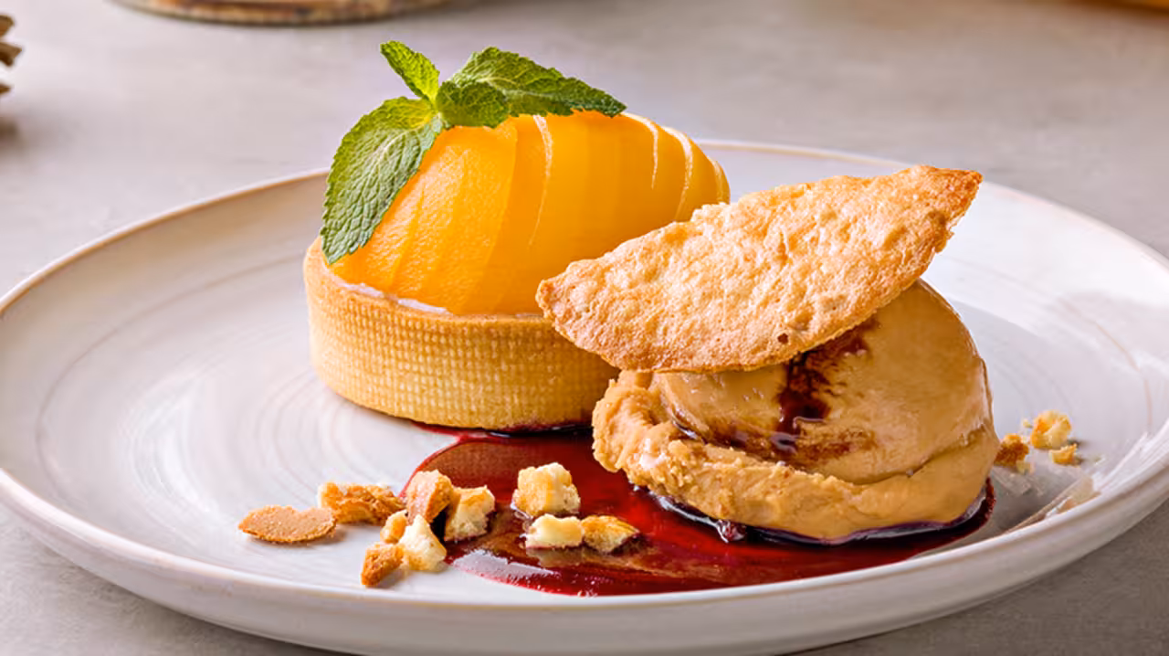 Tartaleta de melocotón con helado de turrón