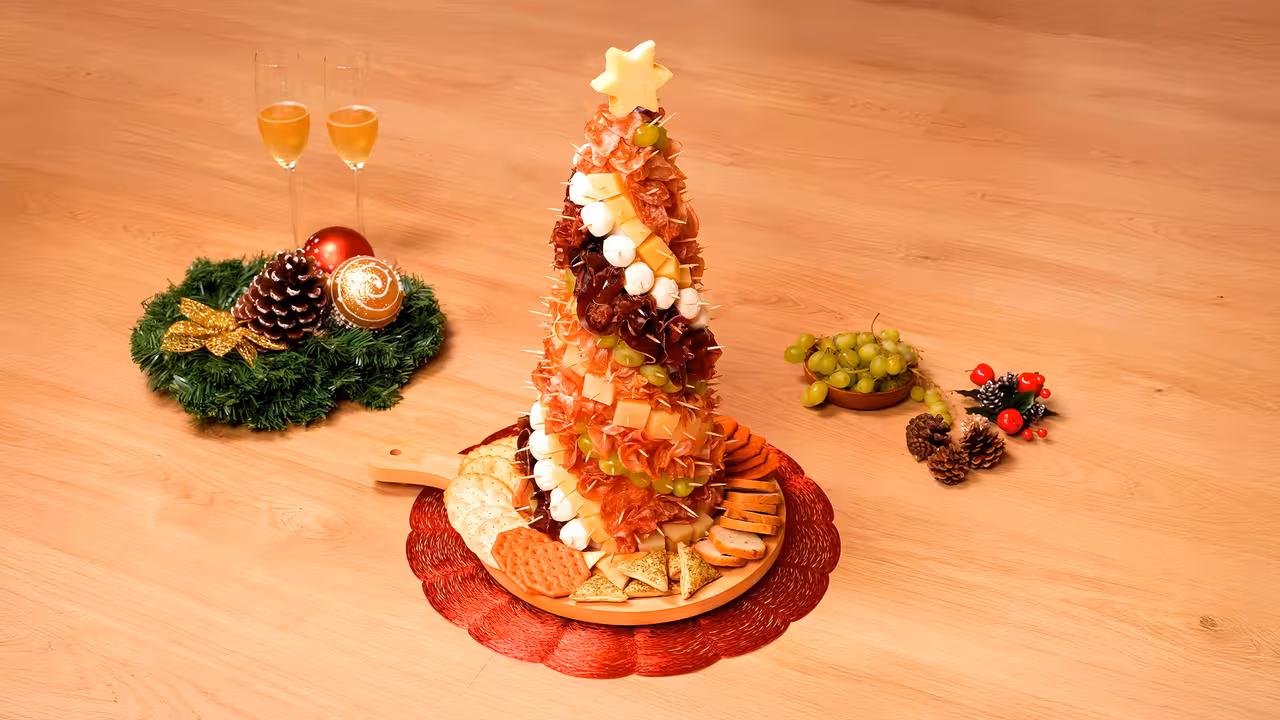 Árbol de Navidad de embutidos y quesos