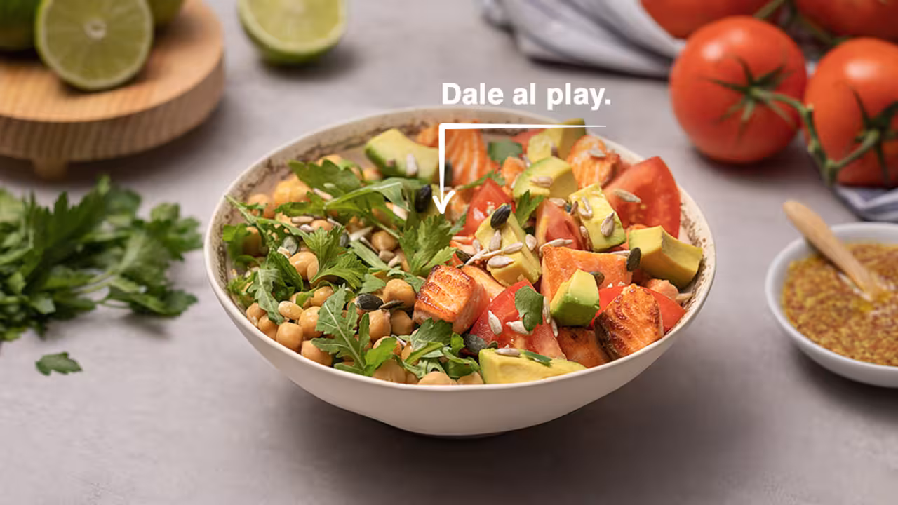 Poke bowl de salmón y garbanzos