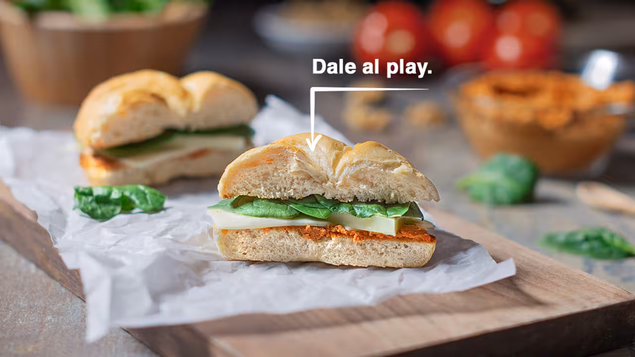 Bocadillo de quesos con pesto de tomate