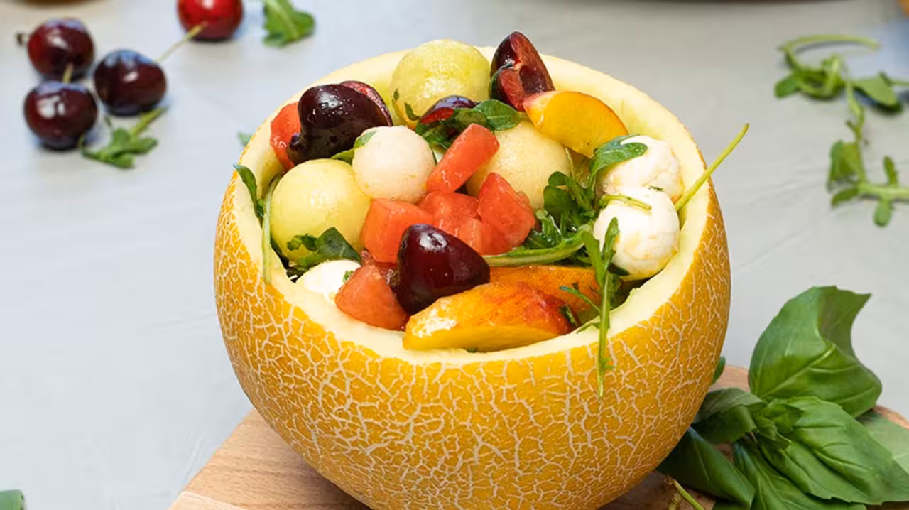 Ensalada de melón con frutas y queso