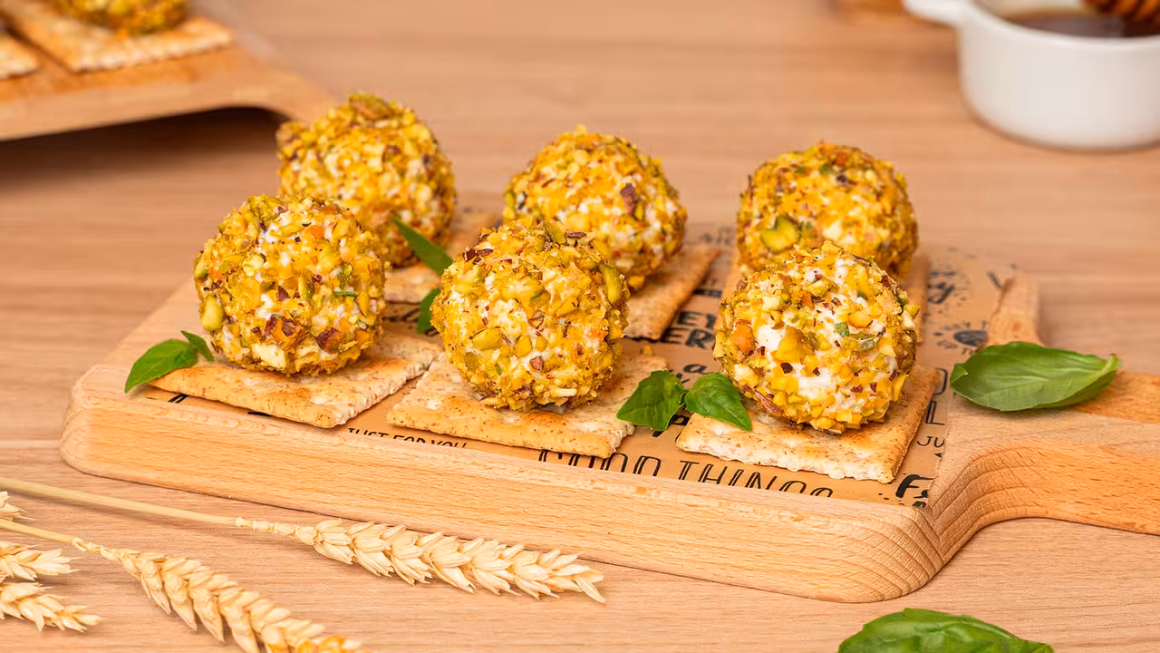 Bolitas de queso fresco y pistachos