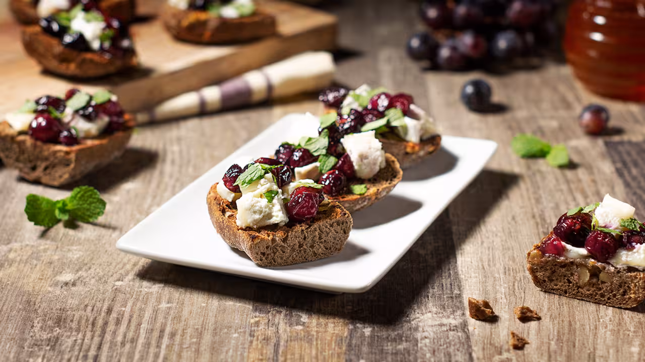 Tostadas de uvas con queso
