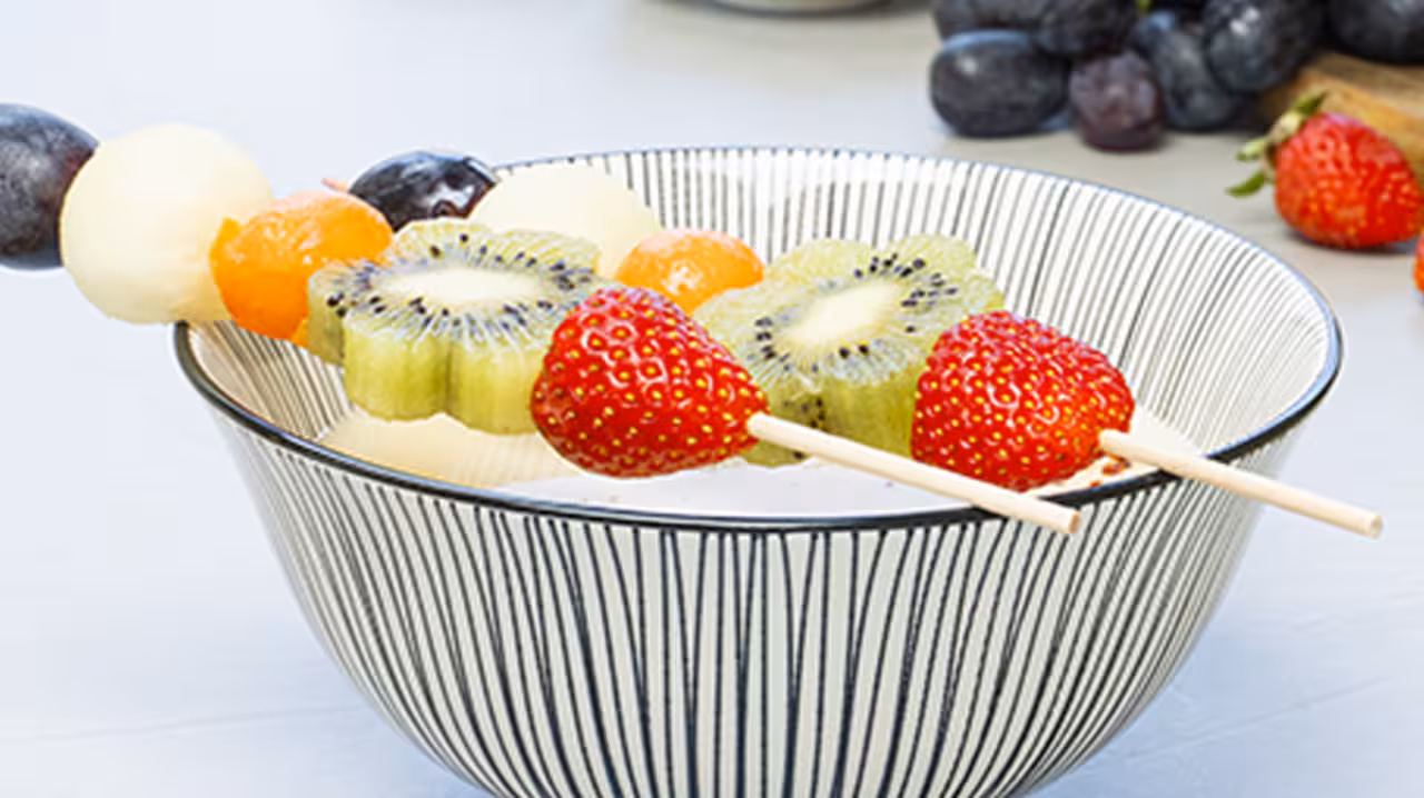 Sopa fría de melón con brochetas de fruta