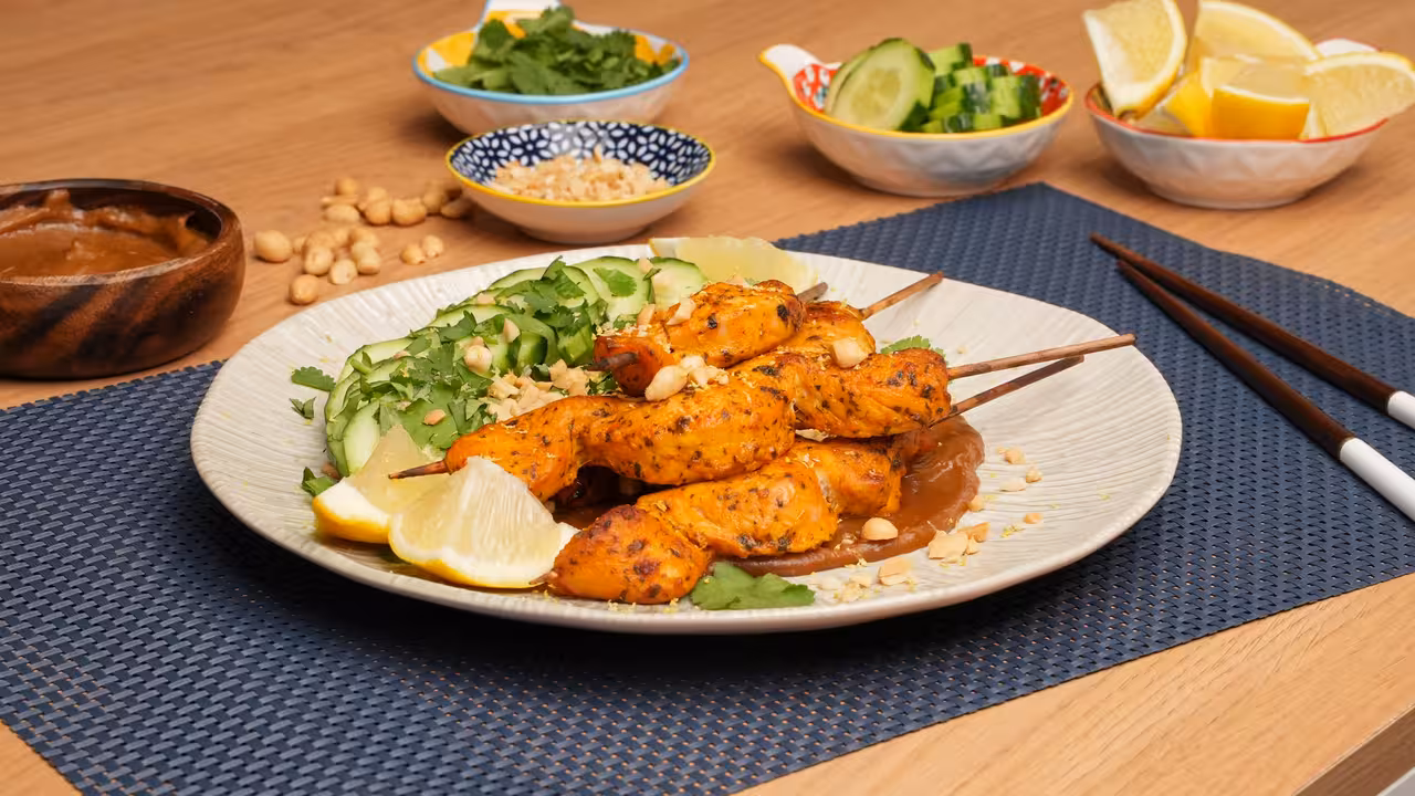 Brochetas de pavo con salsa satay