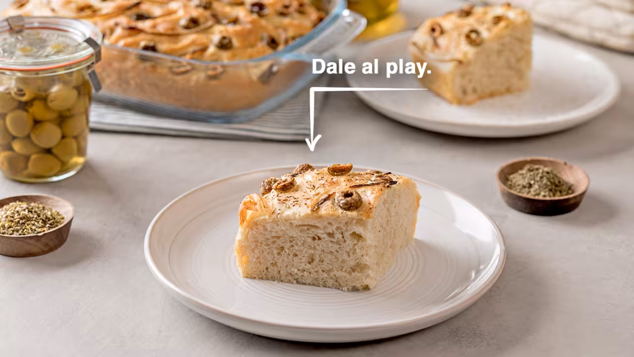 Focaccia con cebolla y aceitunas