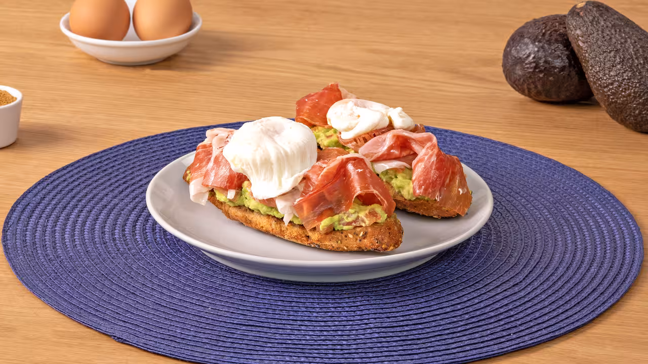 Panecillo con aguacate y jamón