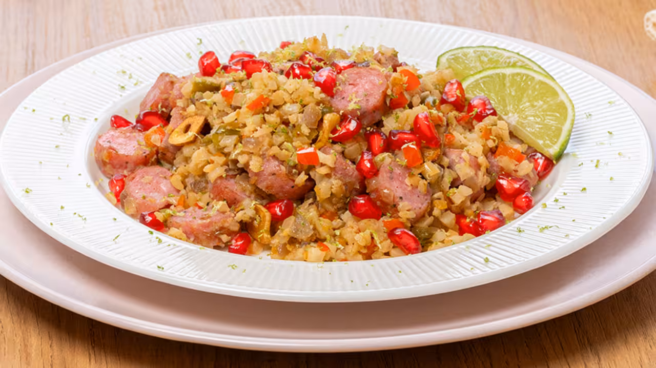 Arroz de coliflor con longaniza y verduras