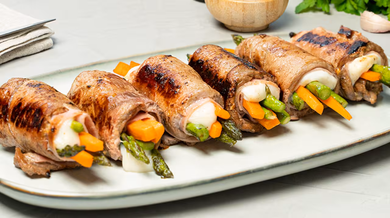 Rollitos de vacuno con queso y espárragos