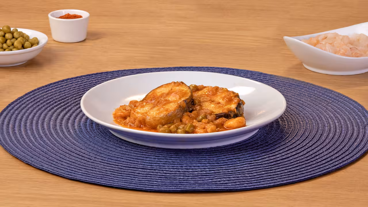 Merluza con gambas y guisantes