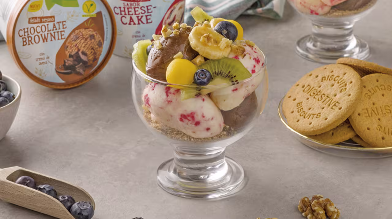 Copa de helados veganos con frutas