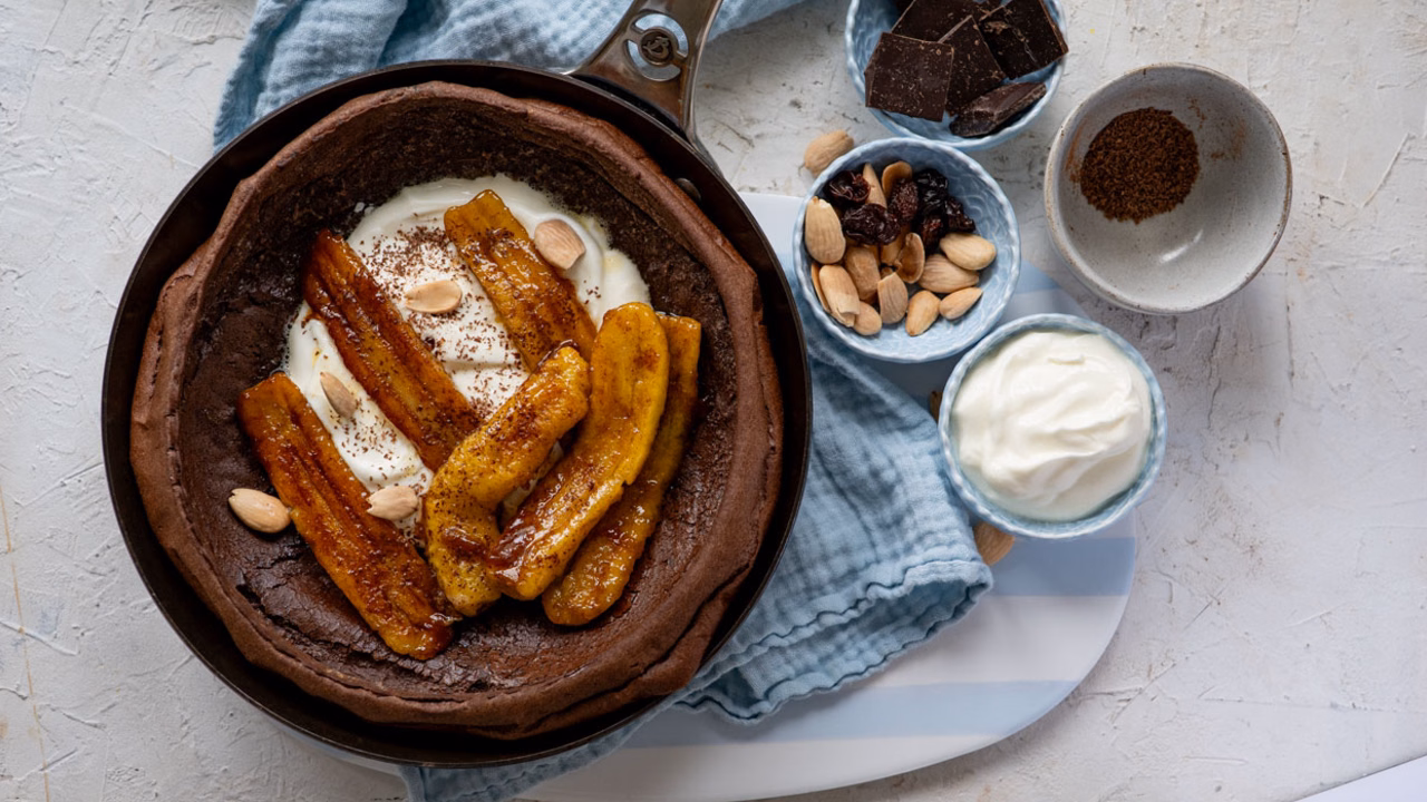 Czekoladowy Dutch baby z karmelizowanymi bananami