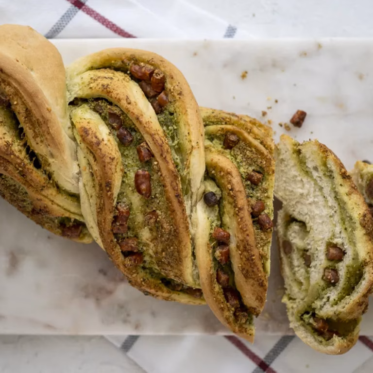 Chlebek z pesto i kabanosami