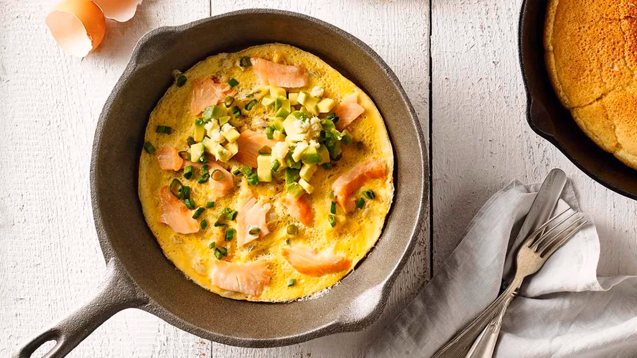 Omlet z wędzonym łososiem i awokado