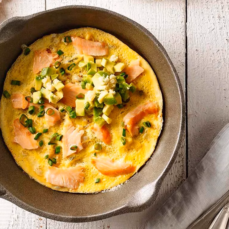 Omlet z wędzonym łososiem i awokado