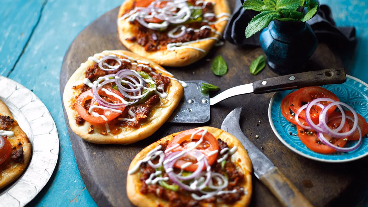 Pizza z mielonym mięsem (lahmacun)