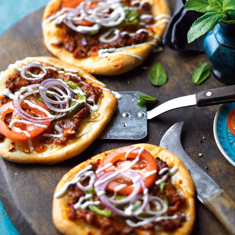 Pizza z mielonym mięsem (lahmacun)
