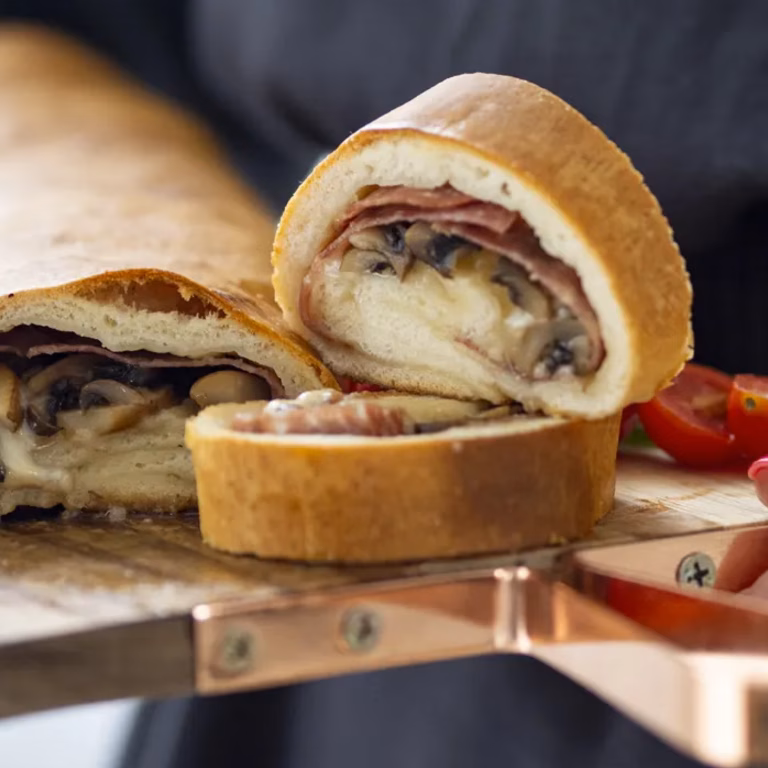 Stromboli z salami, pieczarkami i serem