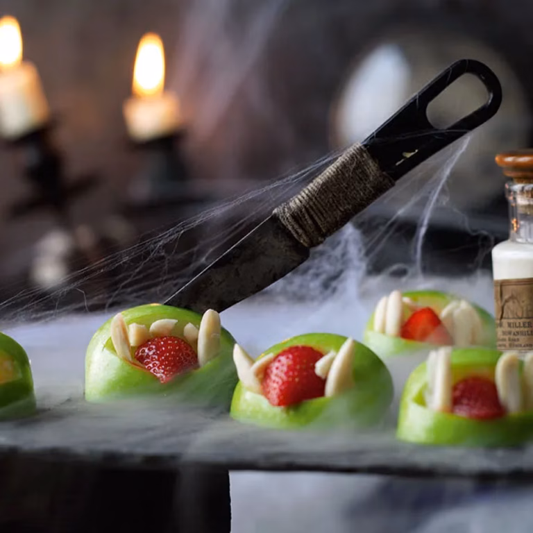 Halloweenowa przekąska z jabłek