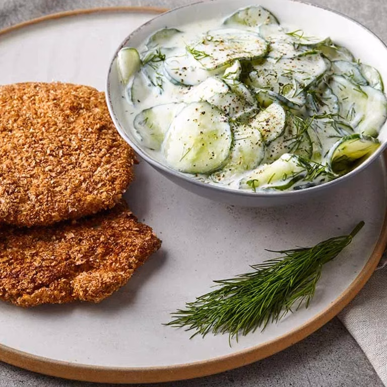 Odchudzony kotlet schabowy na dwa sposoby z mizerią