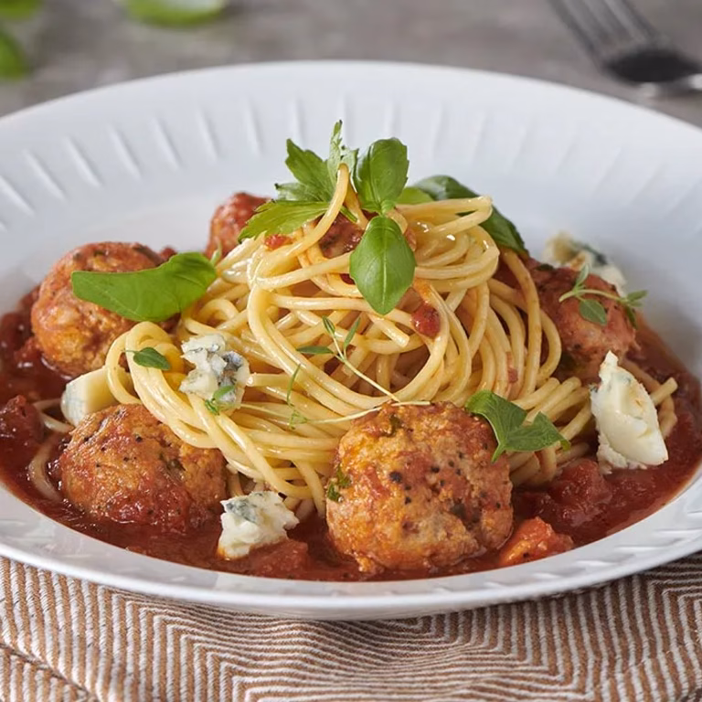 Spaghetti z klopsikami i sosem pomidorowym