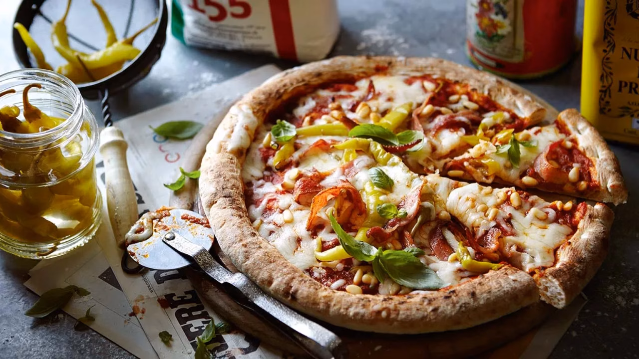 Pizza z papryczką pepperoni i boczkiem