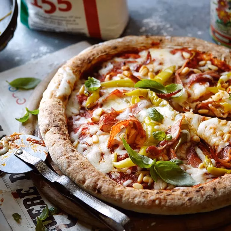Pizza z papryczką pepperoni i boczkiem