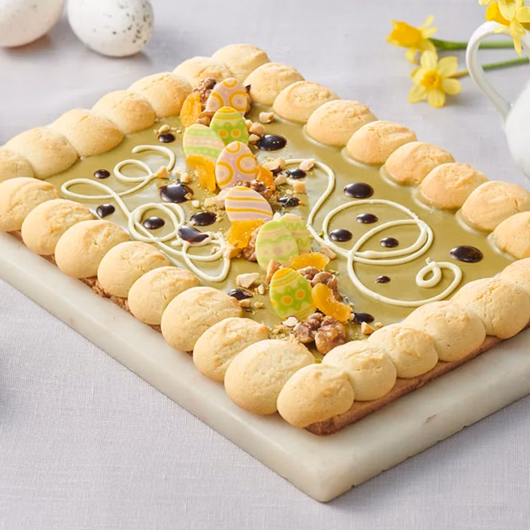 Kruchy mazurek z kremem pistacjowym i bakaliami