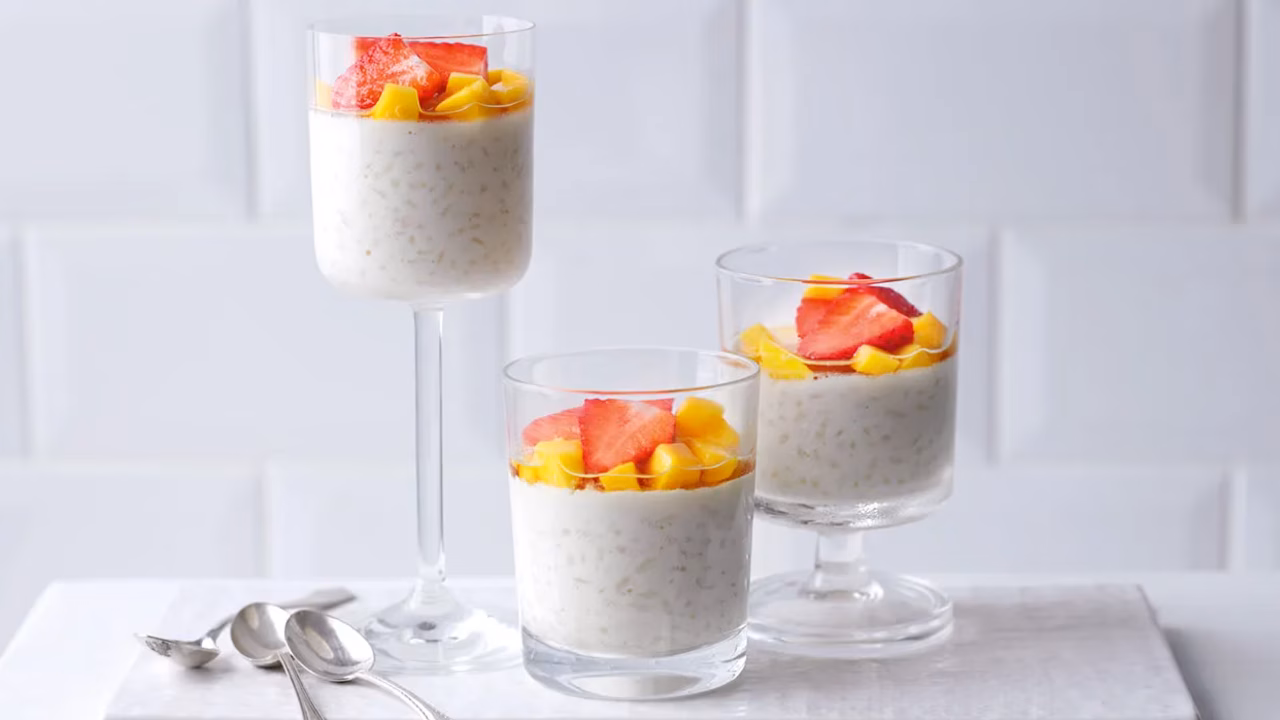 Pudding ryżowy z kardamonem i sałatką z mango