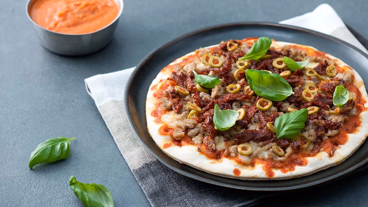 Pizza z mięsem mielonym i suszonymi pomidorami