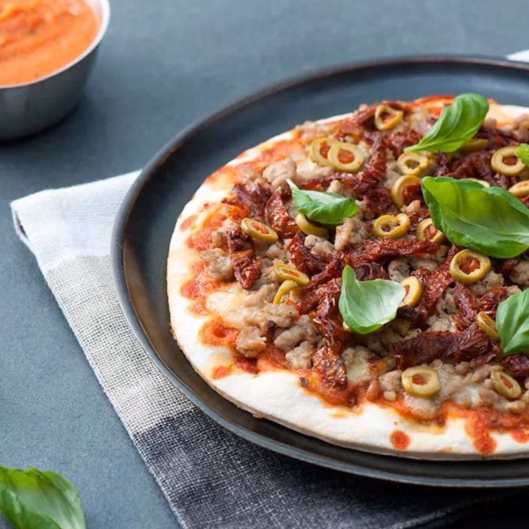 Pizza z mięsem mielonym i suszonymi pomidorami