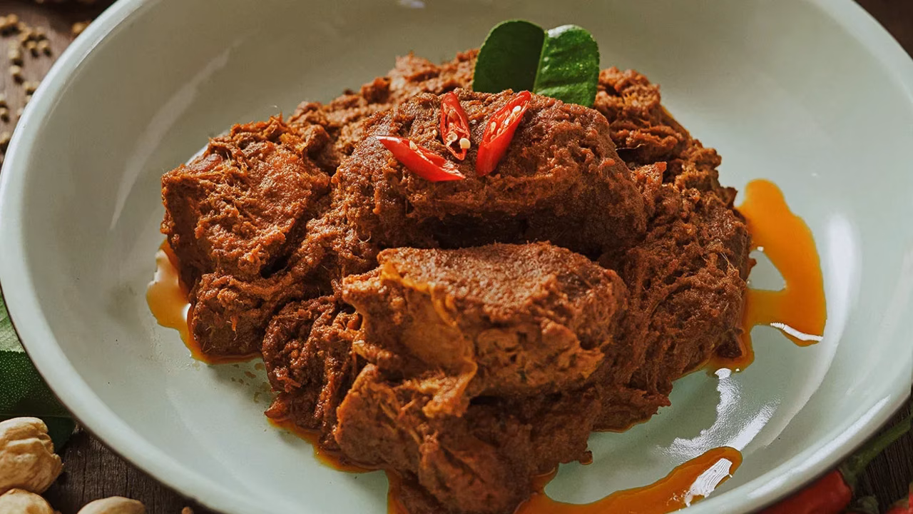 Rendang z wołowiny - indonezyjski gulasz