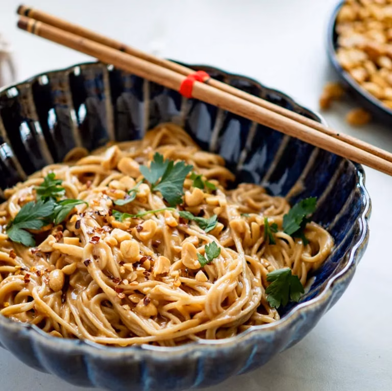 Ekspresowy makaron ramen z masłem orzechowym (peanut ramen)