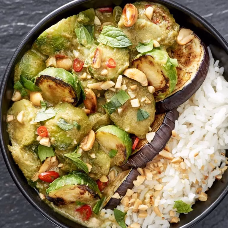 Curry z bakłażanem i brukselką