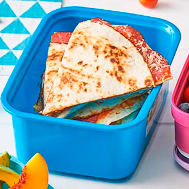Tortilla z salami i serem – pomysł na lunchbox
