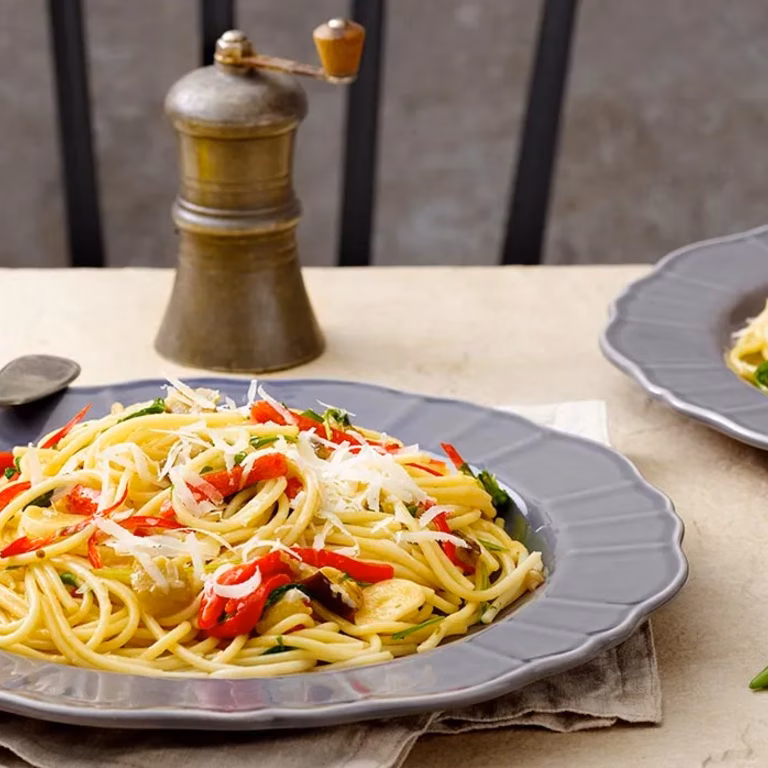 Spaghetti aglio e olio z pieczoną papryką i rukolą