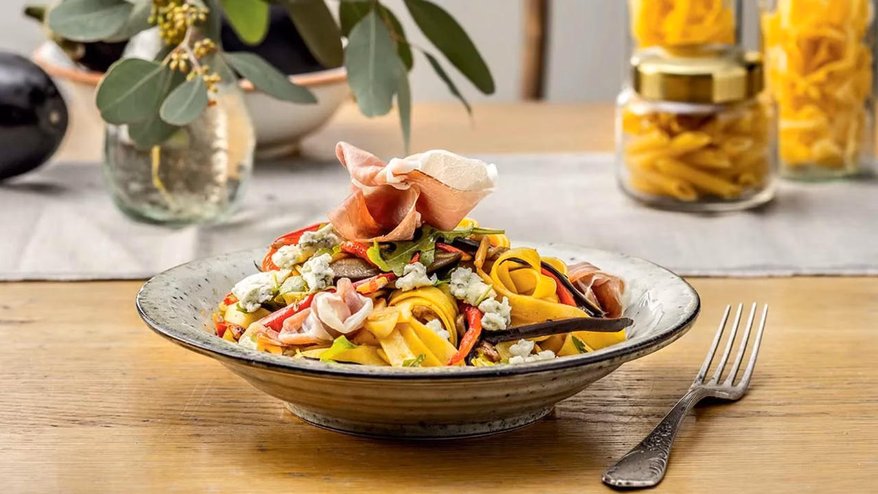 Tagliatelle z bakłażanem, papryką, rukolą i szynką San Daniele