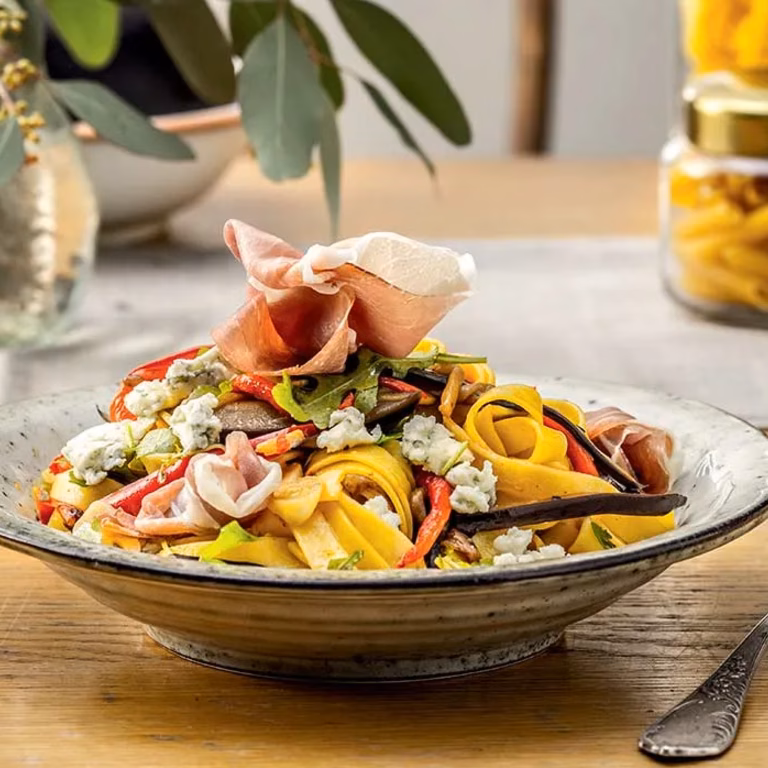 Tagliatelle z bakłażanem, papryką, rukolą i szynką San Daniele