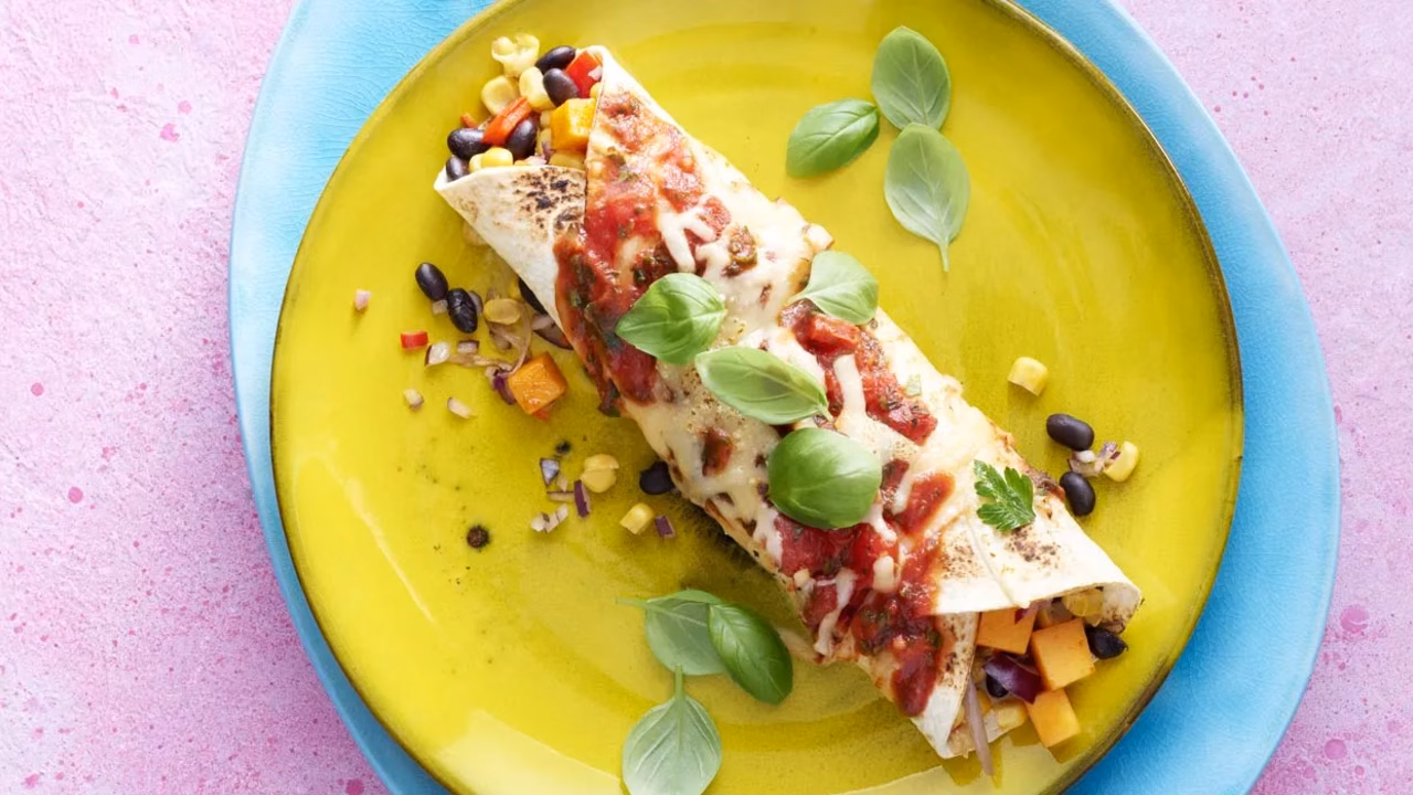 Enchilady z dynią i fasolą w sosie pomidorowym