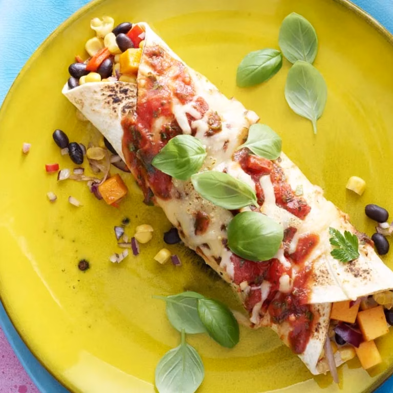 Enchilady z dynią i fasolą w sosie pomidorowym