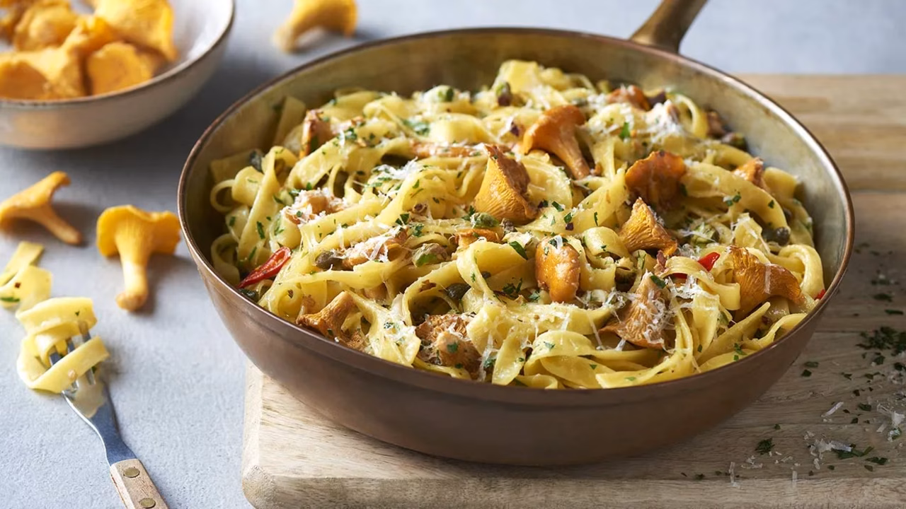 Tagliatelle z kurkami i pistacjami