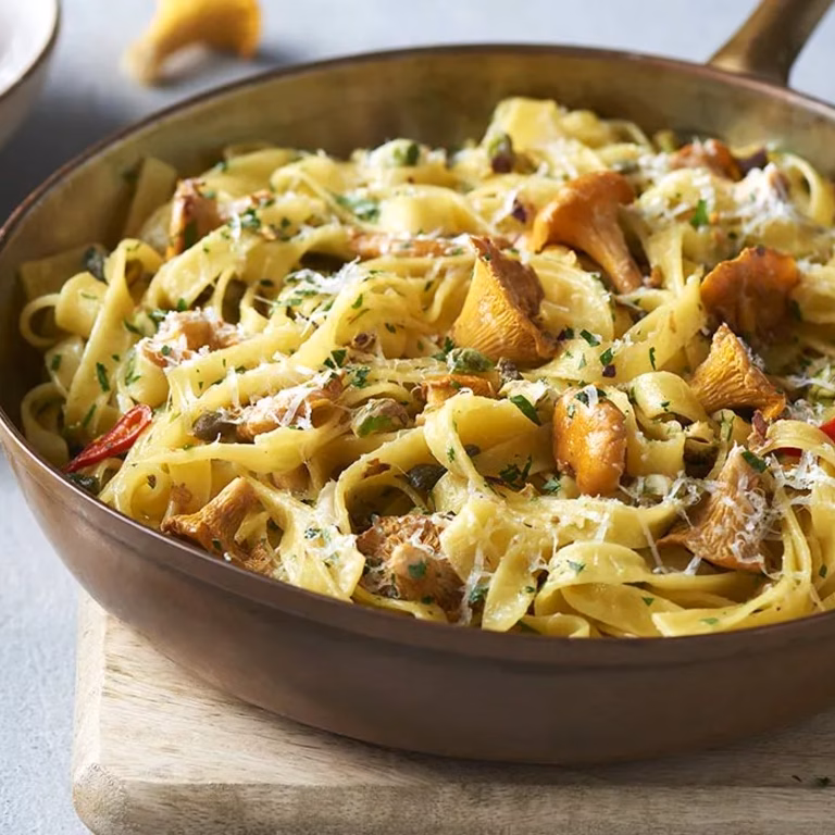 Tagliatelle z kurkami i pistacjami