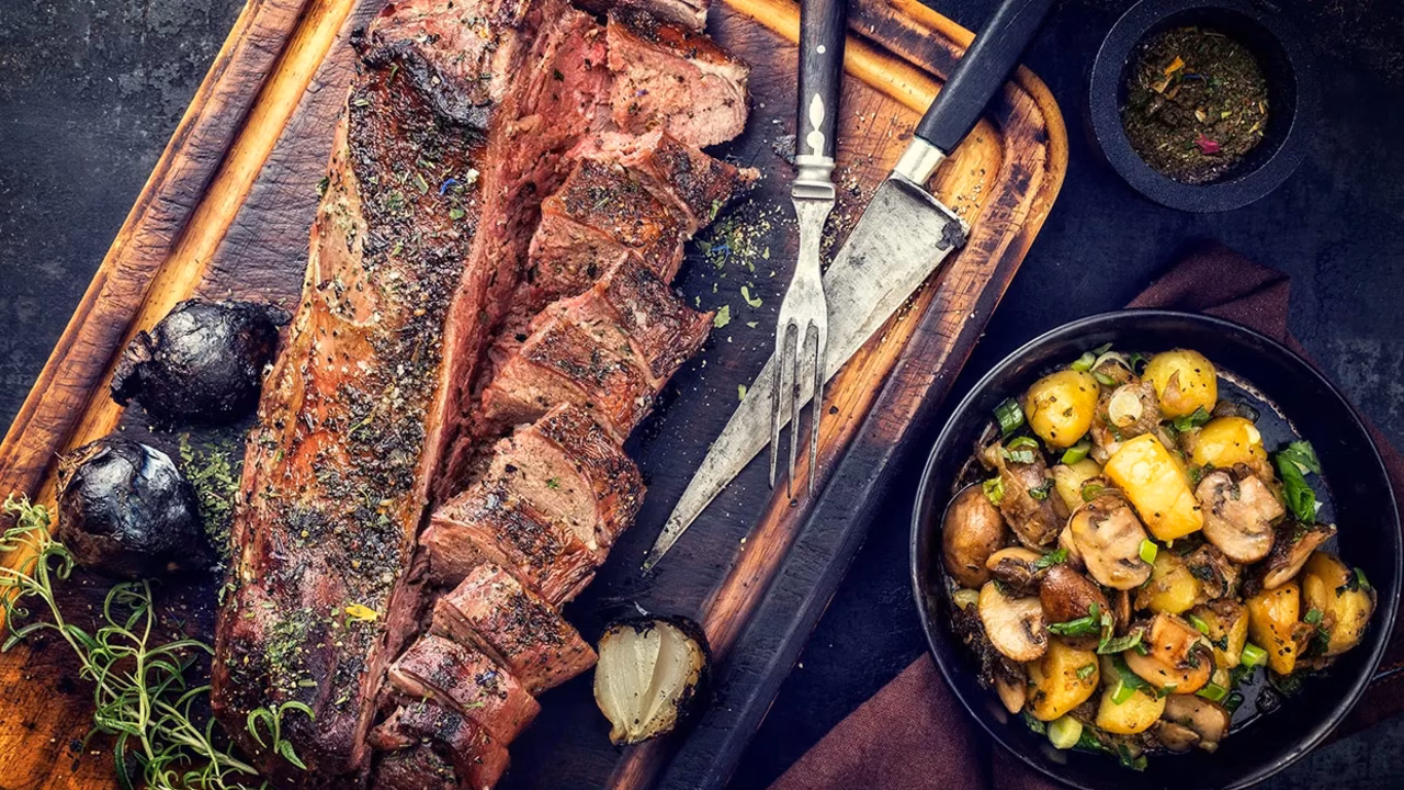 Grillowany jeleń z pieczarkami i ziemniakami